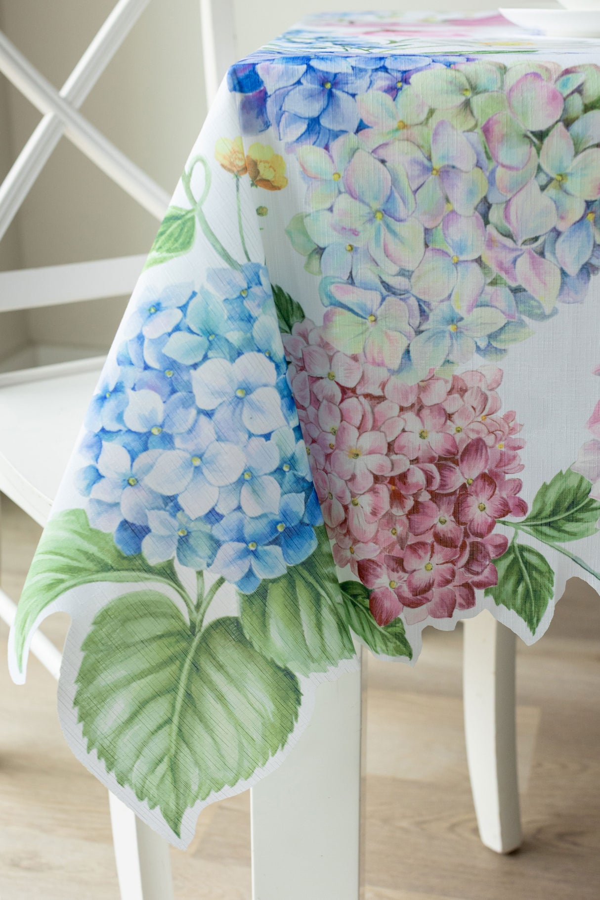 Hampton Garden Shaped Edge Tablecloth