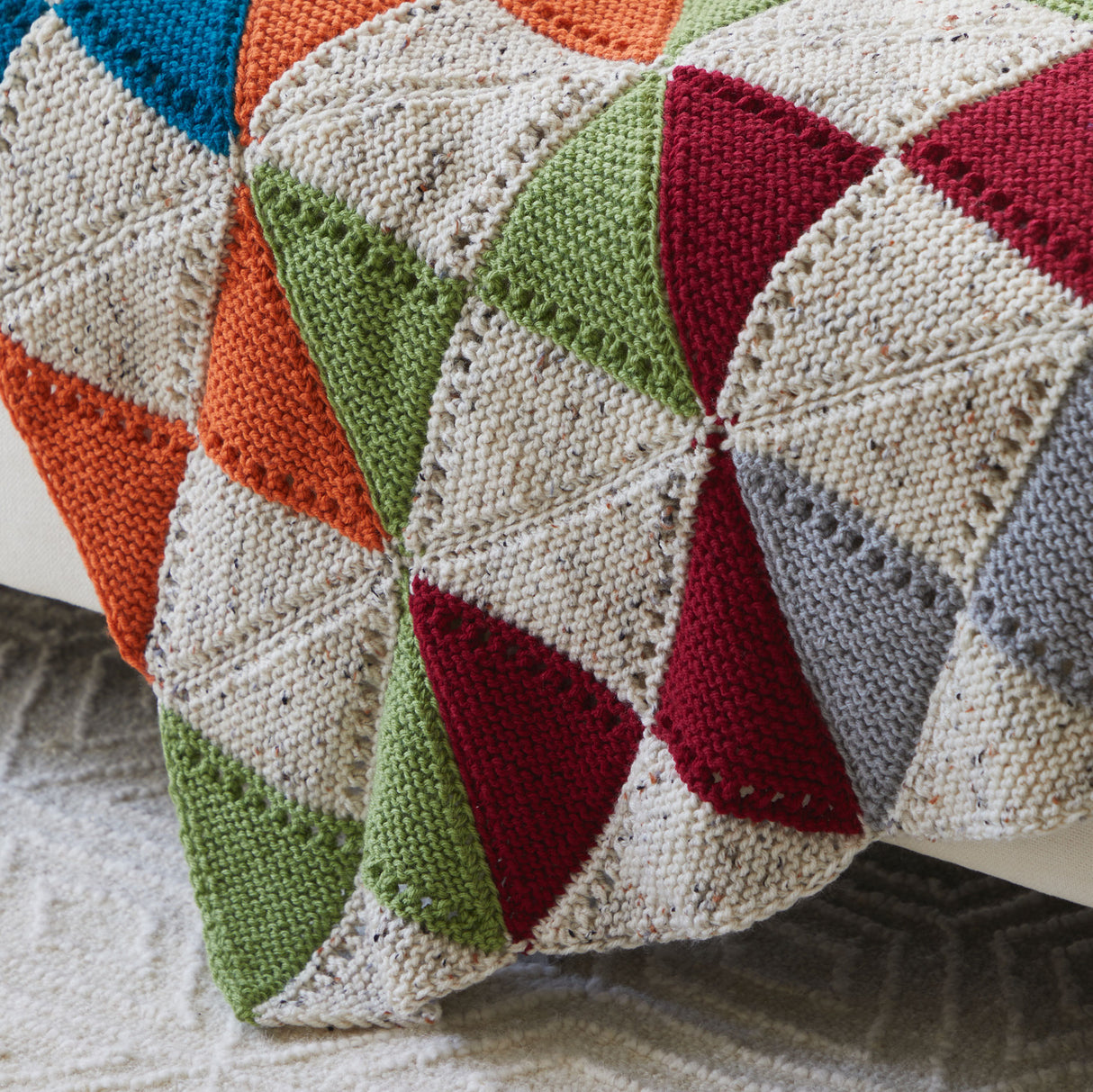 Manta de punto con pajaritas atrevidas