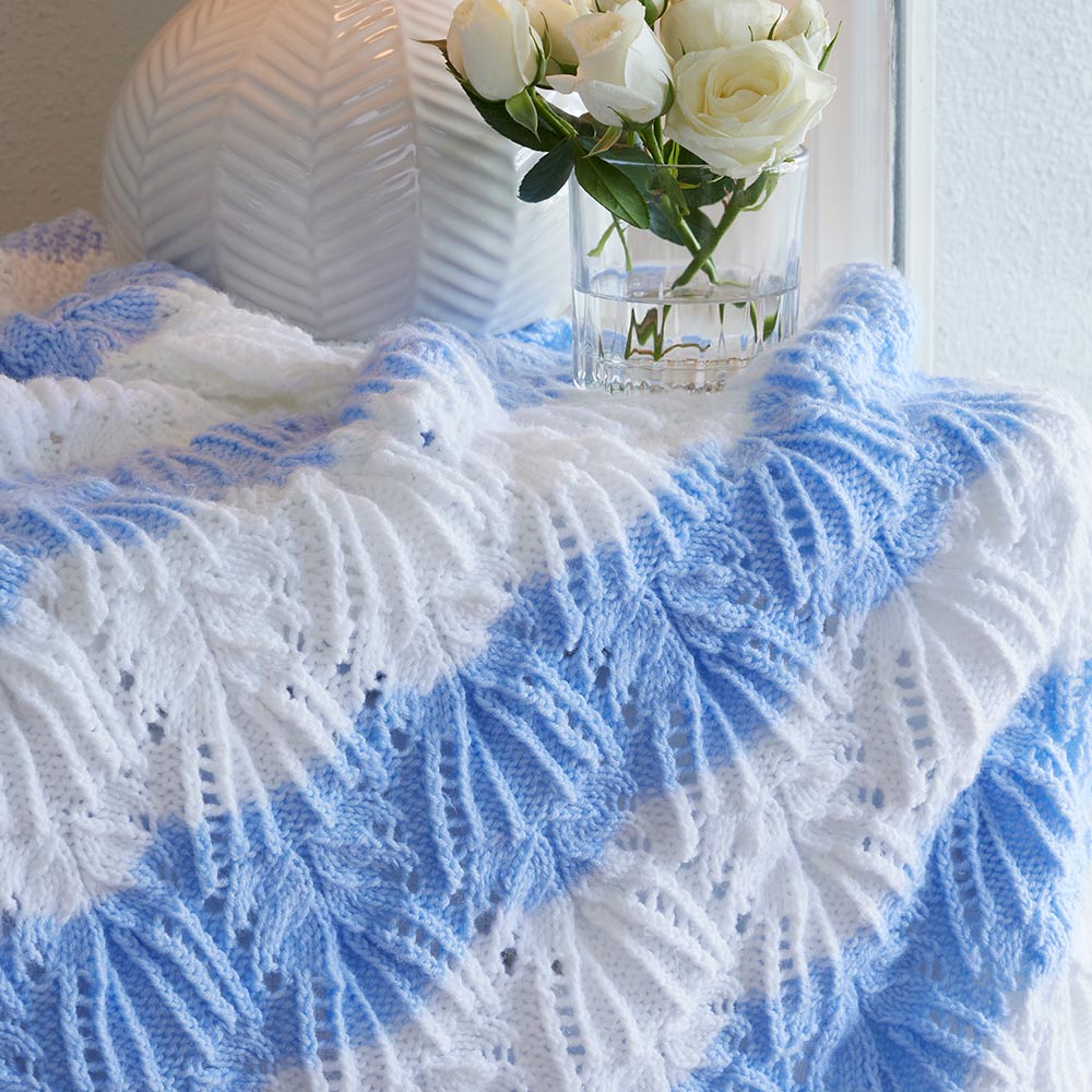 Modèle de couverture pour bébé à rayures en dentelle