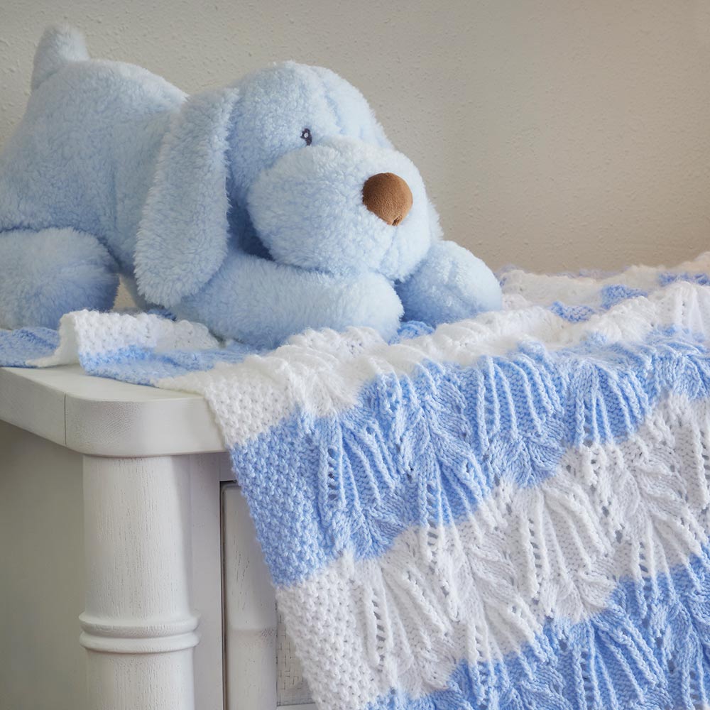 Modèle de couverture pour bébé à rayures en dentelle