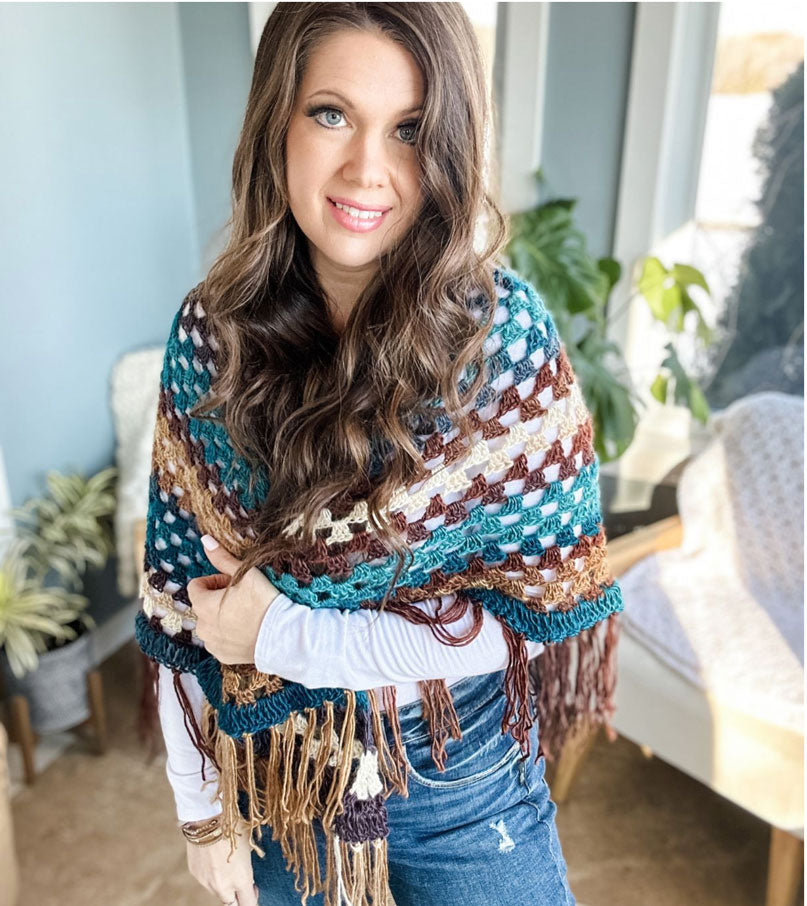 Mantón de crochet de otoño con plumas