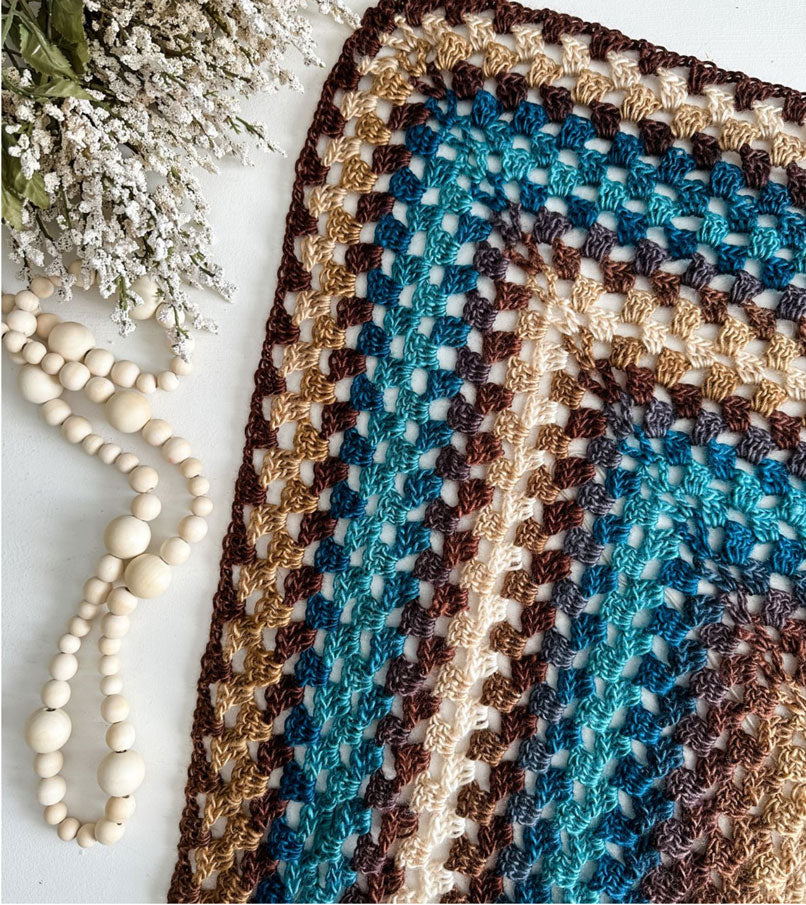 Mantón de crochet de otoño con plumas