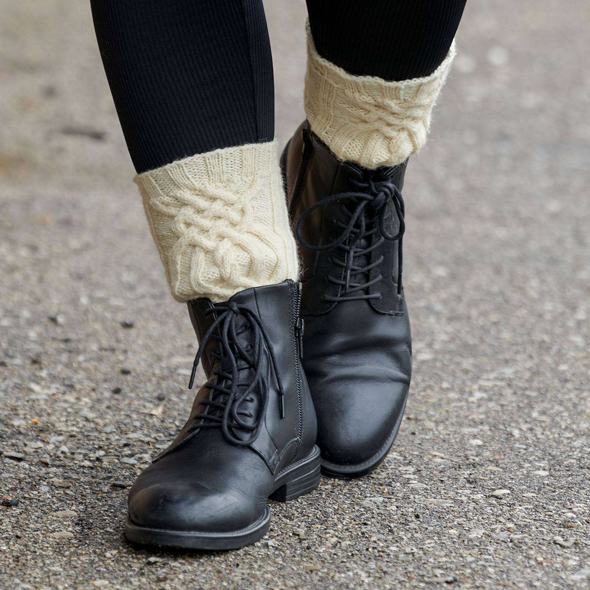 Free Cables & Ribs Knit Socks Pattern