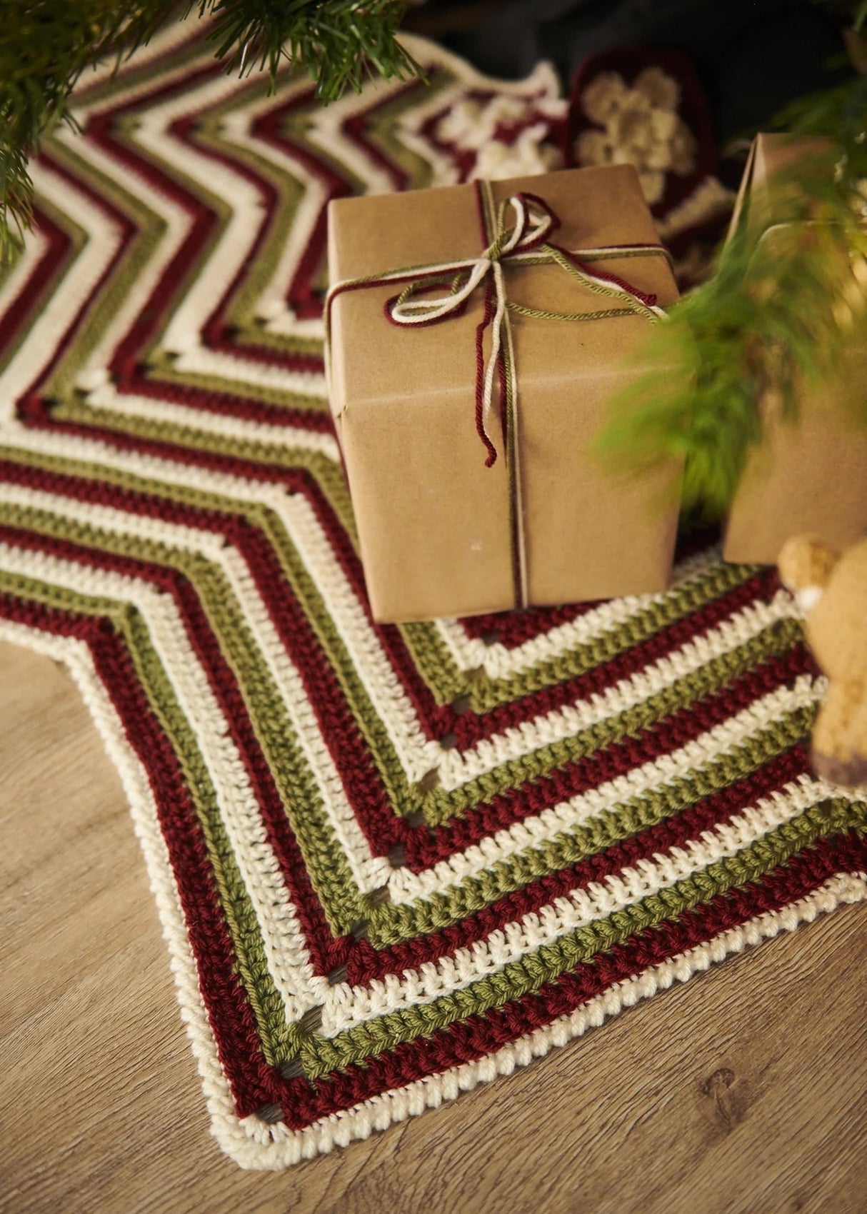 Free Festive Flowers Tree Skirt Pattern