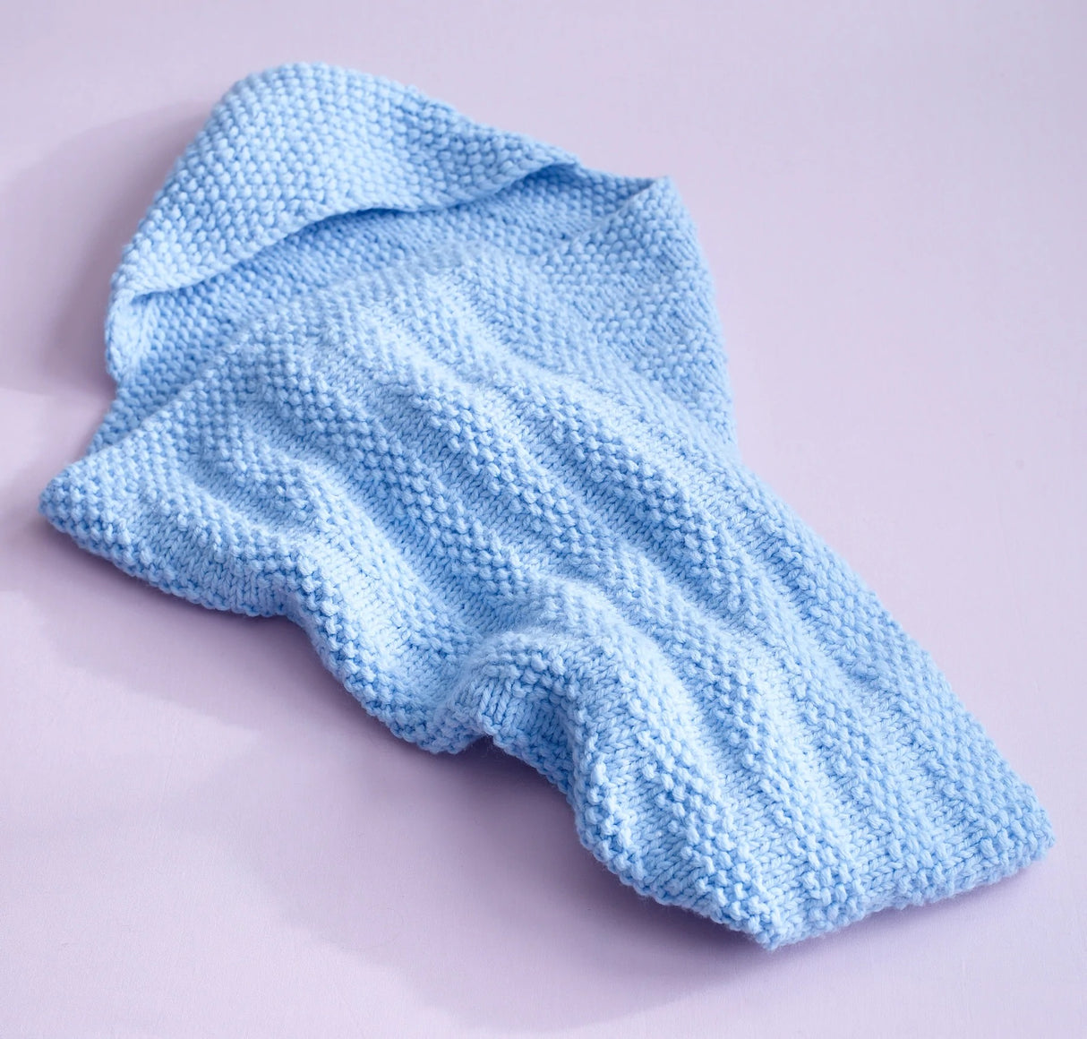 Modèle gratuit de couverture pour bébé en tricot à point de graine à capuche