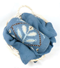 Patrón de punto de almohada con cuello de flores bordado gratis