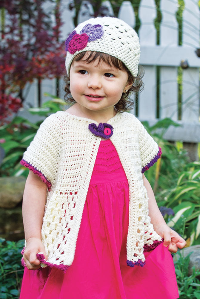 Modèle de cardigan et de chapeau à fleurs