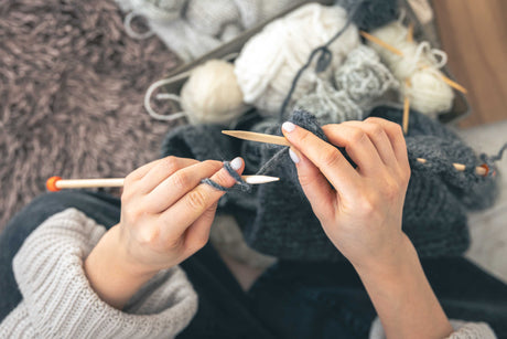 how to use knitting needles for beginners