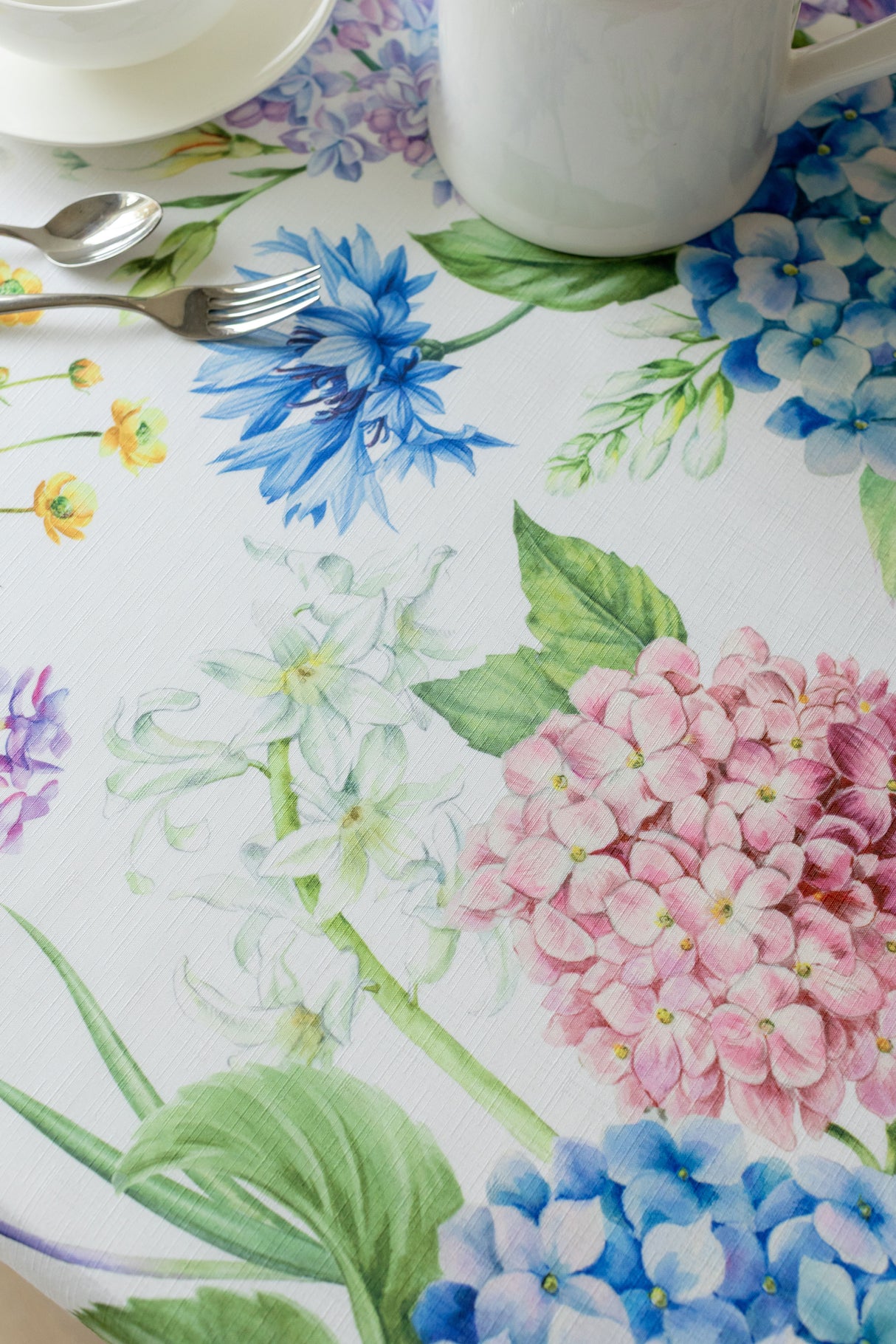 Hampton Garden Shaped Edge Tablecloth