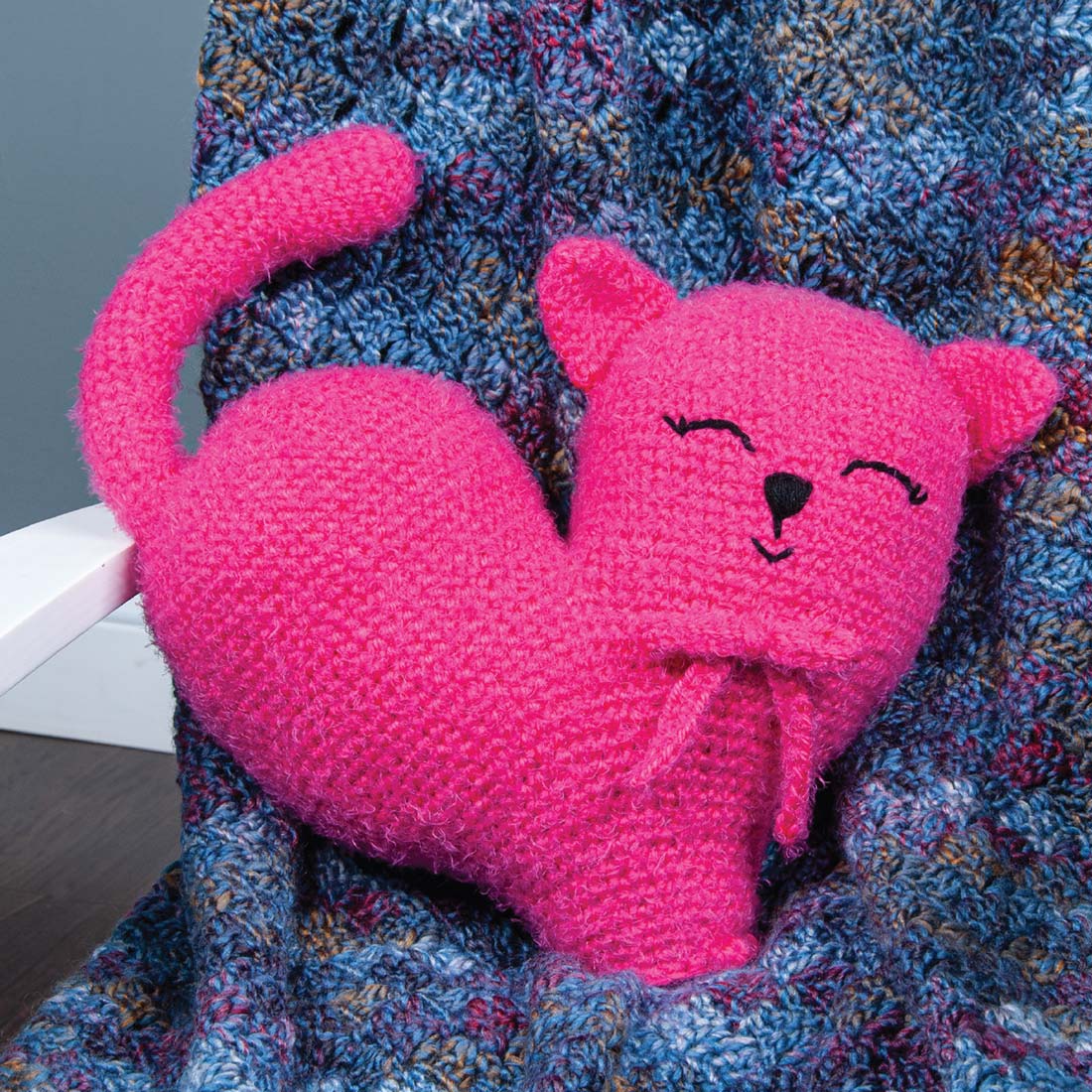Patrón de almohada de gatito enamorado