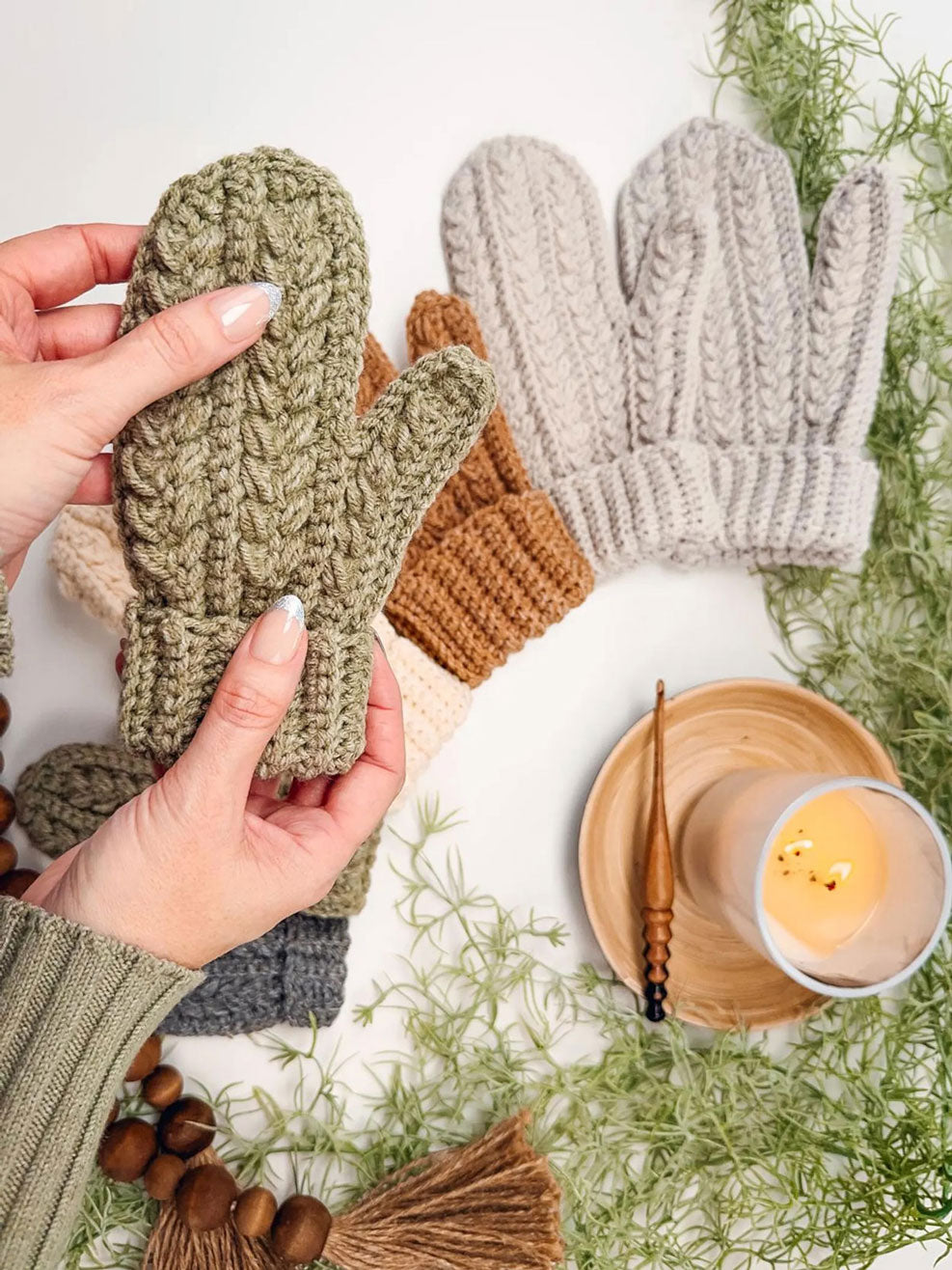 Winter Wheat Flat Crochet Mittens – Mary Maxim