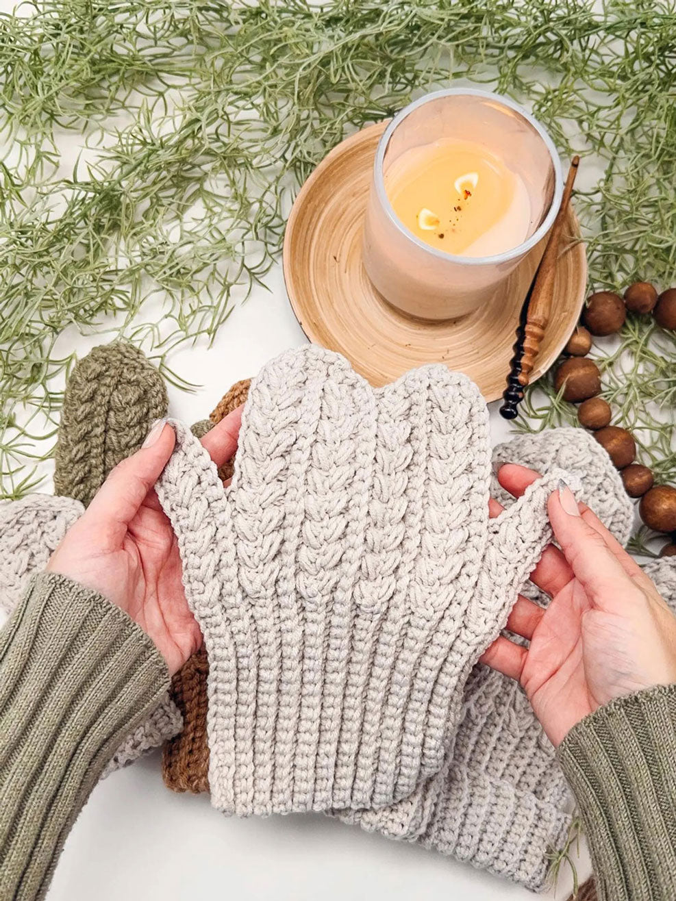 Winter Wheat Flat Crochet Mittens – Mary Maxim