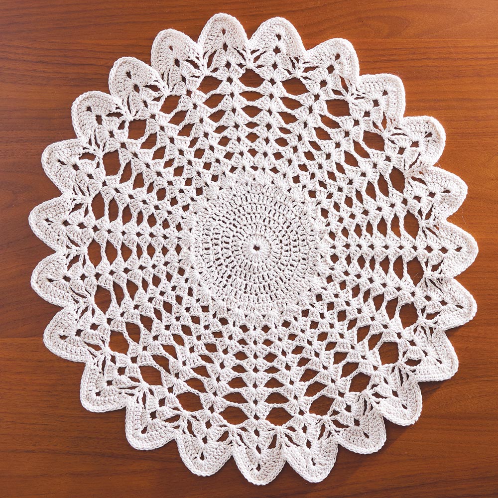 Napperon au crochet avec sa grille Napperon au crochet avec sa grille